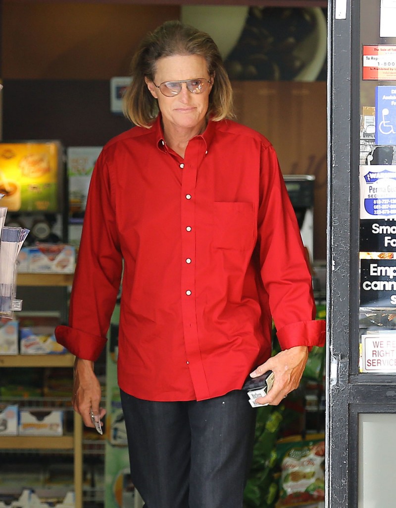 Exclusive... Bruce Jenner Stops For Smokes