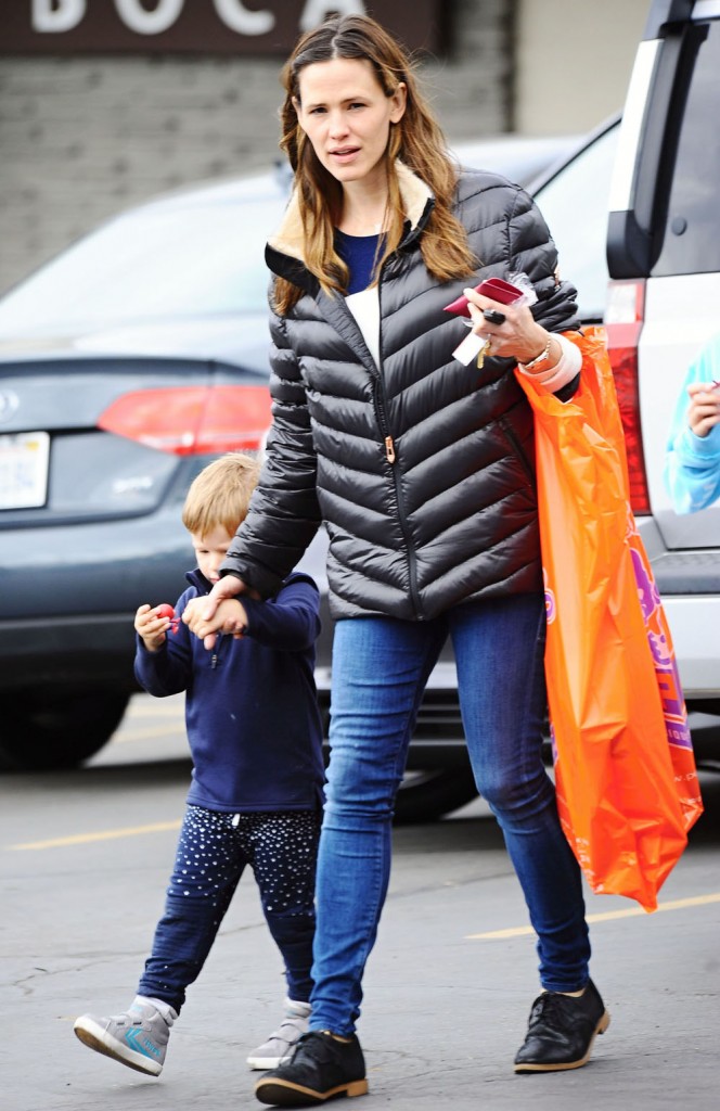 Jennifer Garner Takes Her Kids To The Farmers Market
