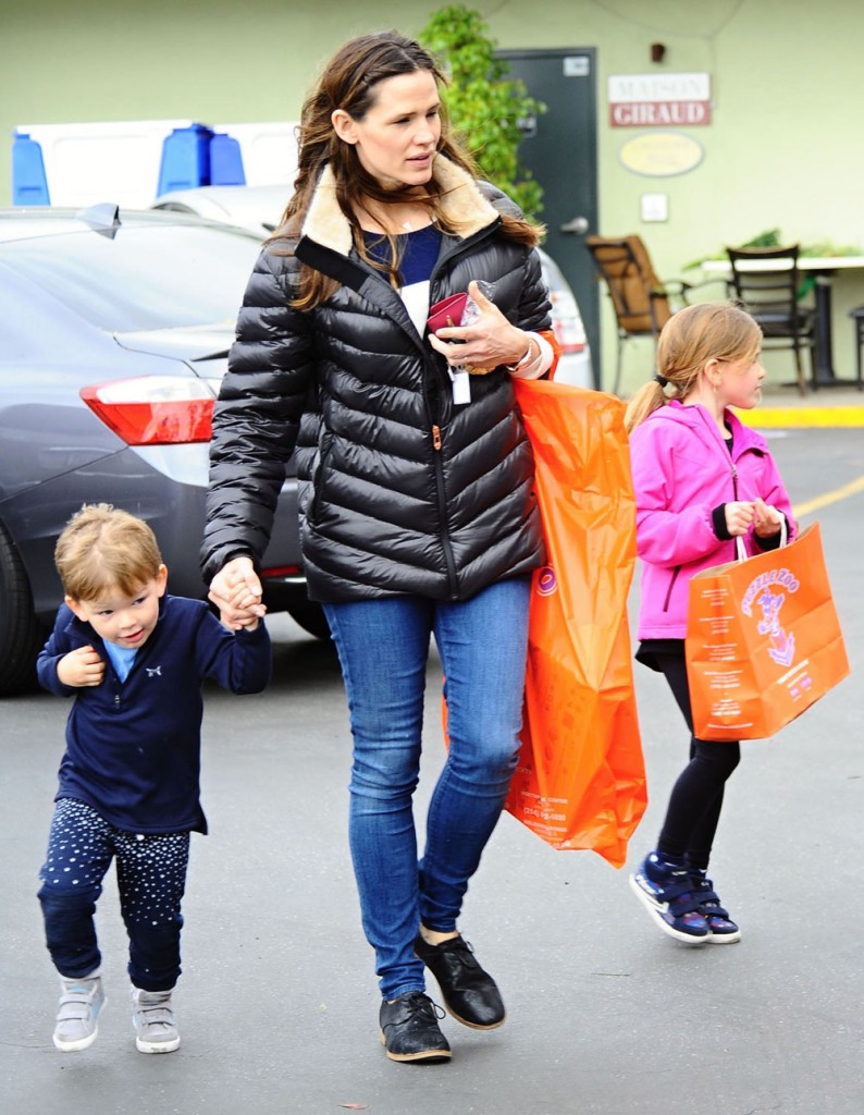 Jennifer Garner Takes Her Kids To The Farmers Market