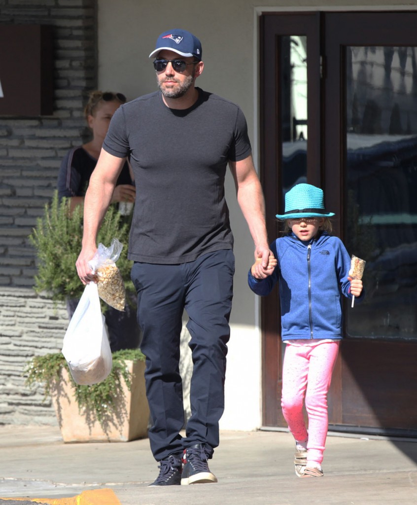 Ben Affleck Stops By The Farmer's Market With His Daughters