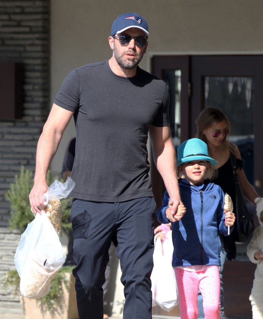 Ben Affleck Stops By The Farmer's Market With His Daughters