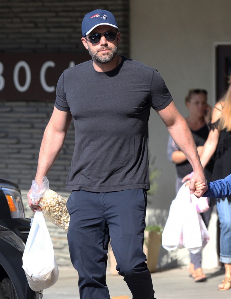 Ben Affleck Stops By The Farmer's Market With His Daughters