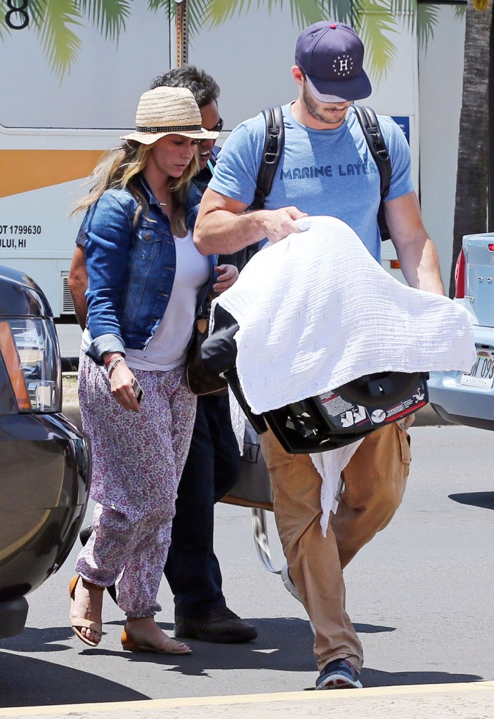 Jennifer Love Hewitt & Family Departing On A Flight In Maui