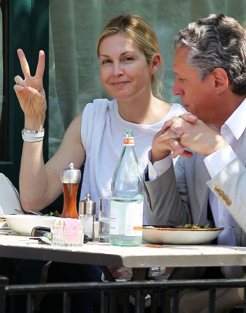 Exclusive... Kelly Rutherford Throws Up A Peace Sign At Lunch