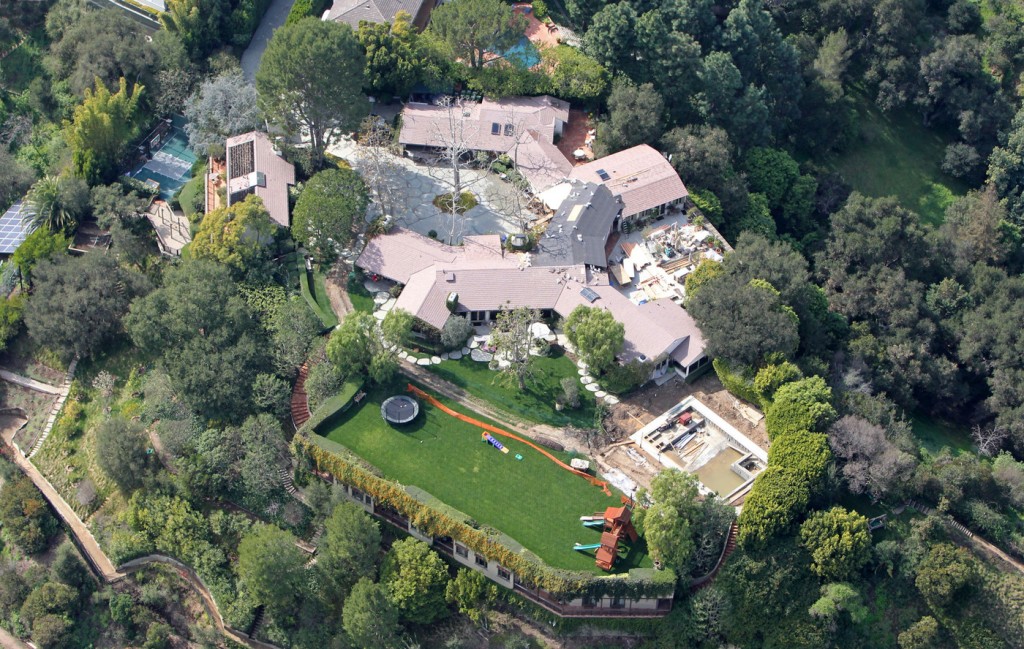 Ben Affleck and Jennifer Garner, owners of this Pacific Palisades estate, are splitting after 10 years of marriage!