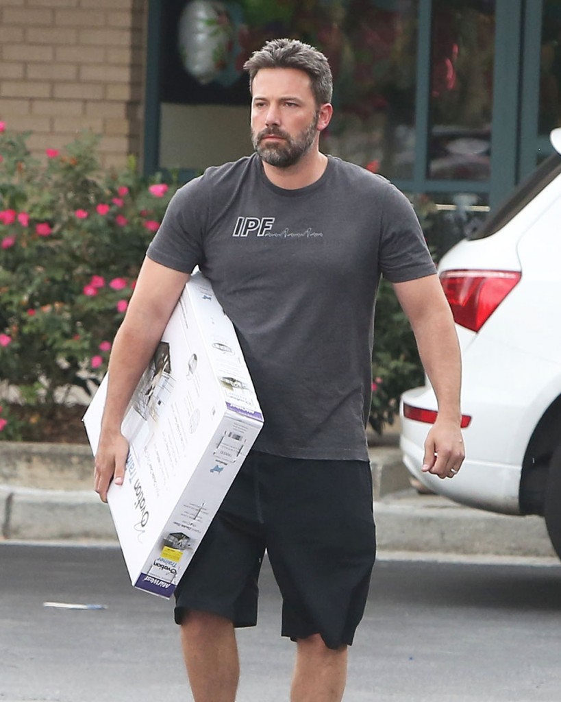 Ben Affleck Stops By The Pet Store With His Daughter