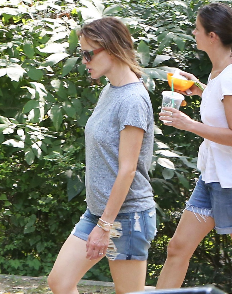 Jennifer Garner Stops By The Park With Her Children