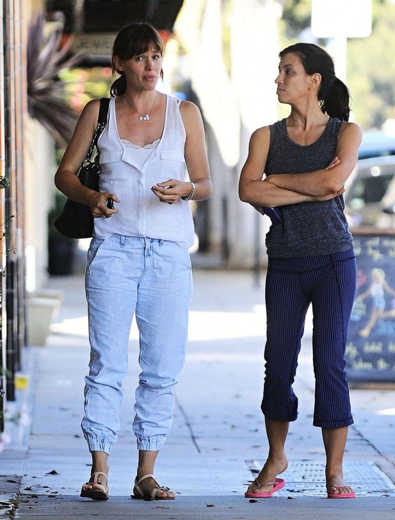 Exclusive... Jennifer Garner Chats With A Friend
