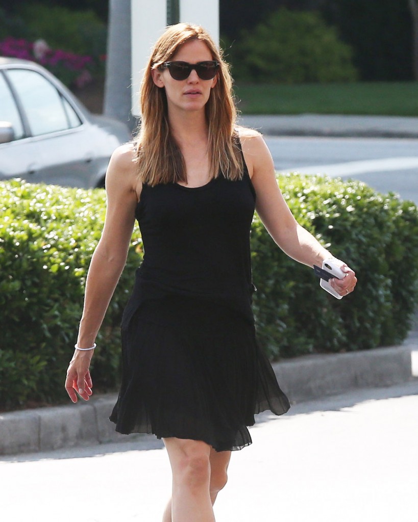 Jennifer Garner Wears Her Wedding Ring While Out In Atlanta With Her Children