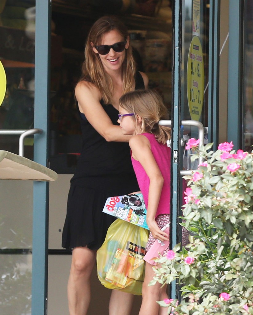 Jennifer Garner Wears Her Wedding Ring While Out In Atlanta With Her Children
