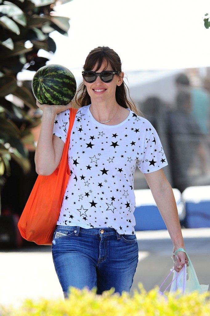 Ben Affleck and Jennifer Garner go to the Farmers Market