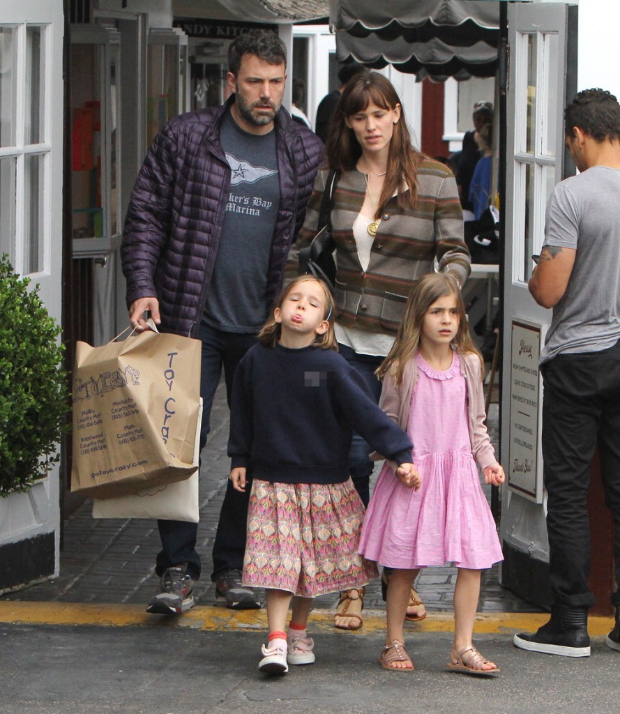 Jennifer Garner out shopping with Ben Affleck