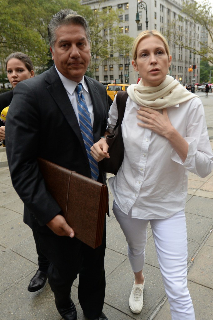 Kelly Rutherford arrives to a Manhattan court in New York without her children
