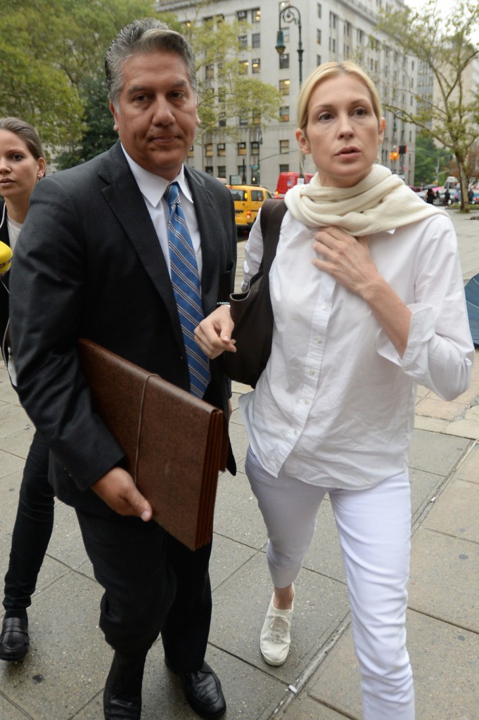 Kelly Rutherford arrives to a Manhattan court in New York without her children