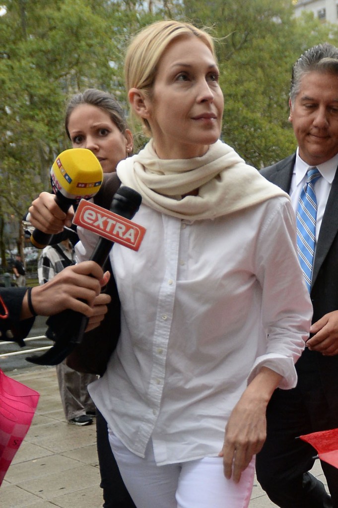 Kelly Rutherford arrives to a Manhattan court in New York without her children