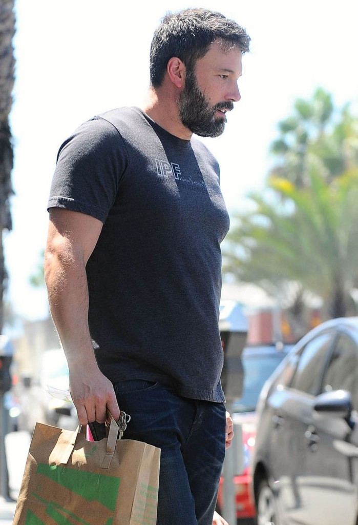 Exclusive... Ben Affleck Takes His Daughters Shopping