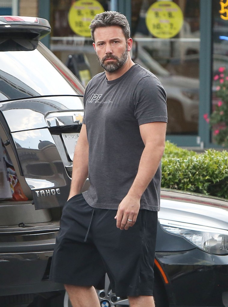 Ben Affleck Stops By The Pet Store With His Daughter