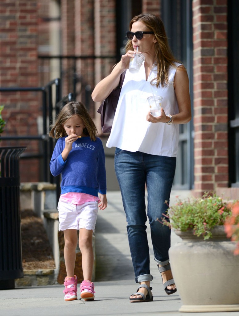 Jennifer Garner Takes Seraphina To Breakfast