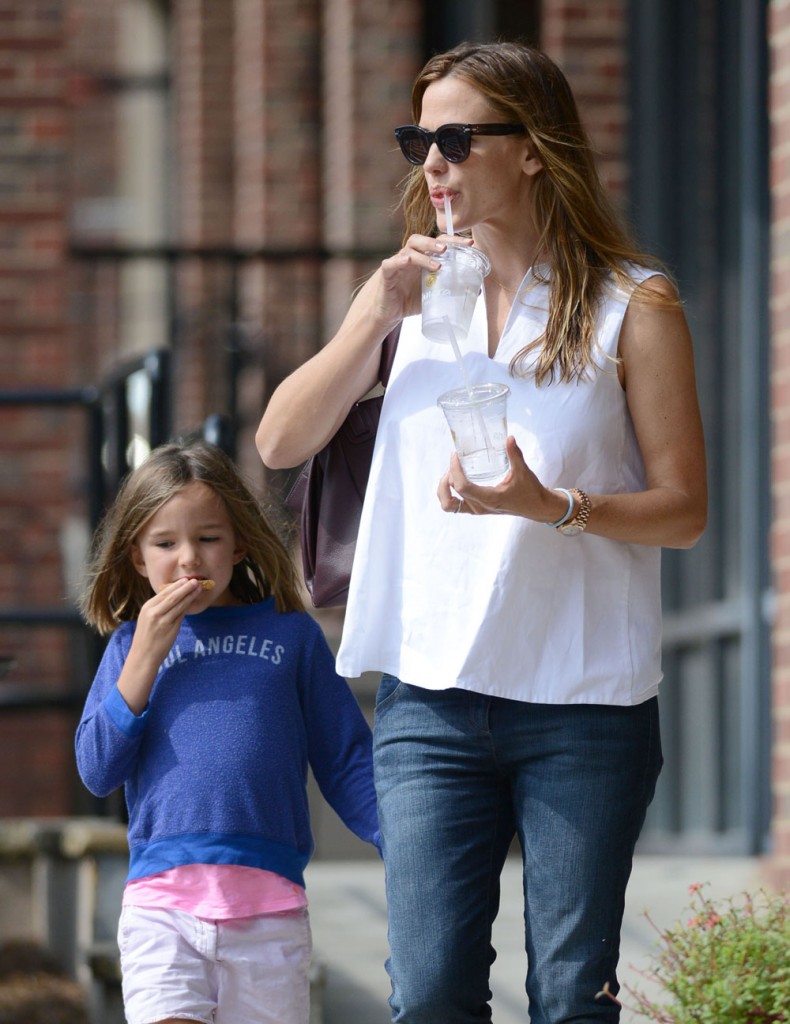 Jennifer Garner Takes Seraphina To Breakfast