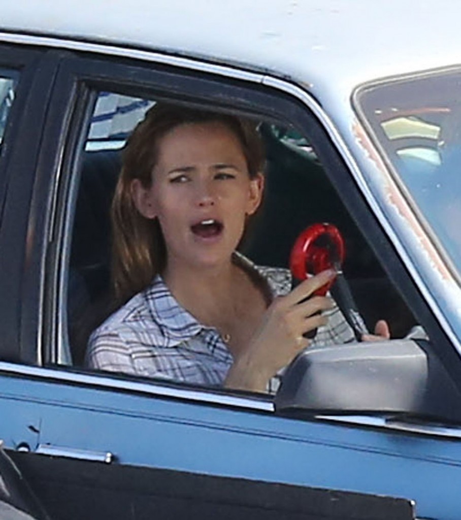 Jennifer Garner Keeps Cool On Set