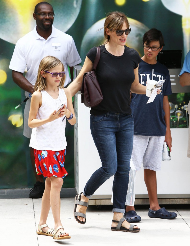 Exclusive... Jennifer Garner Wears Her Wedding Ring While Out In Atlanta