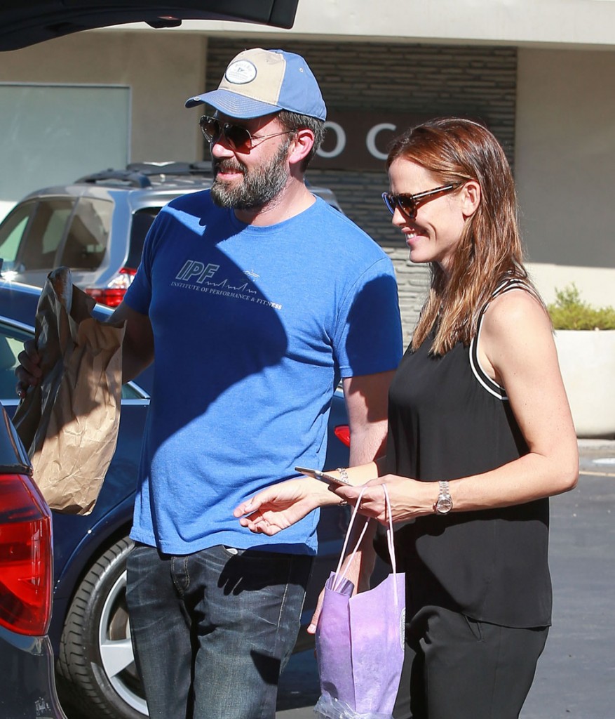 Ben Affleck & Jennifer Garner Take Their Kids To Church After The Farmer's Market