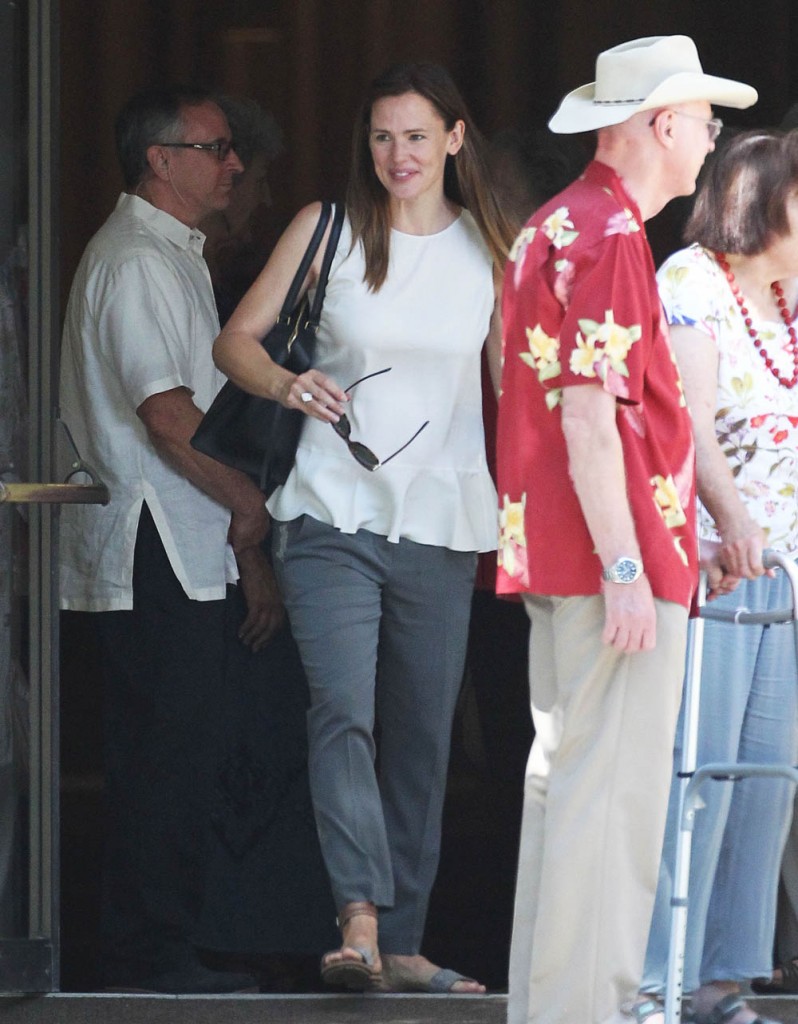 Jennifer Garner Takes Her Kids To Church