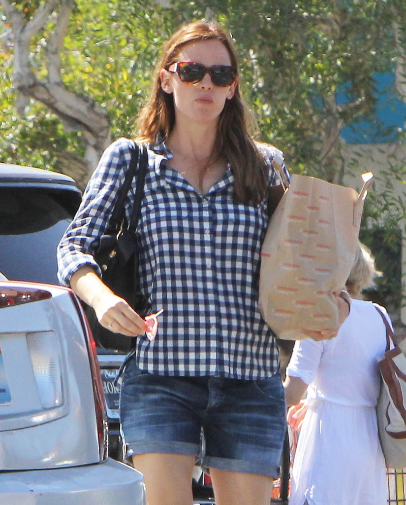 Jennifer Garner Shops At Gelson's