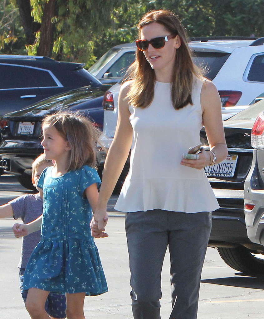 Jennifer Garner Takes Her Kids To The Farmer's Market