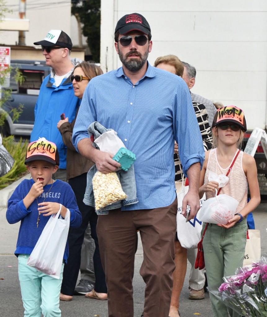 Ben Affleck & Jennifer Garner Take Their Kids To The Farmer's Market