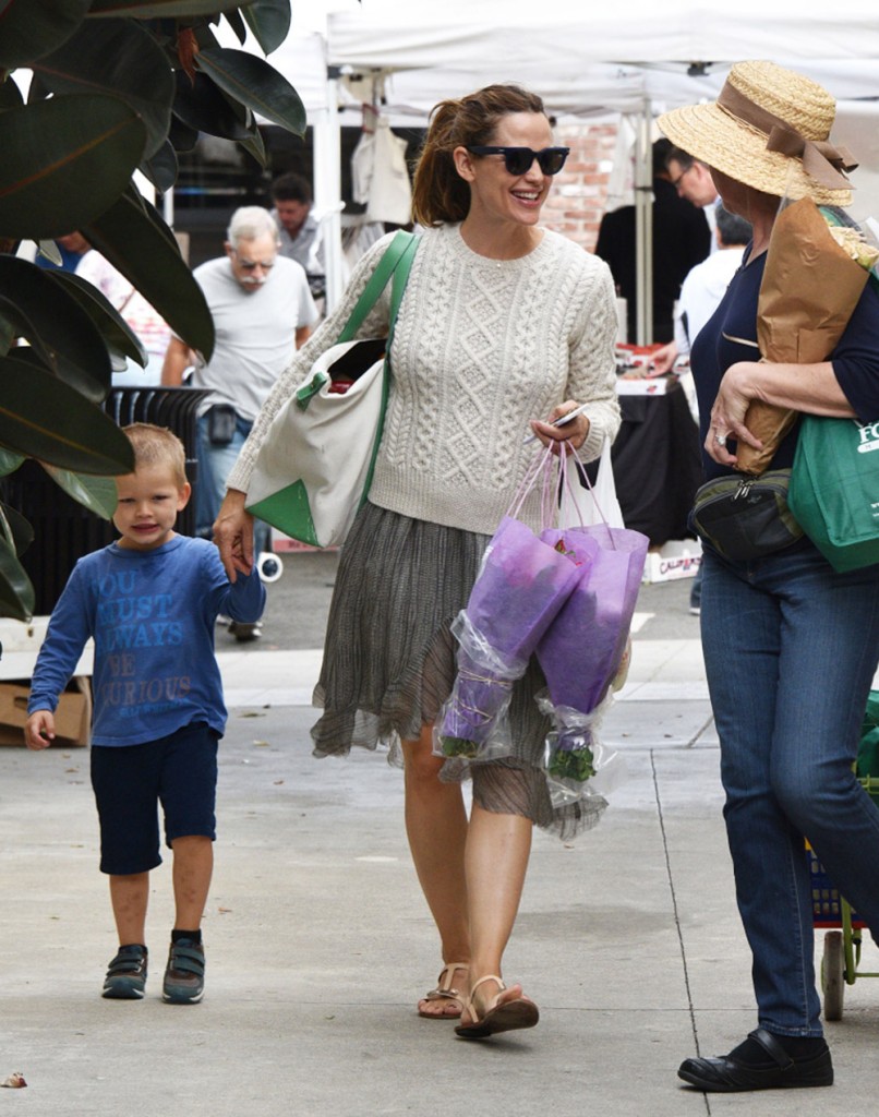 Ben Affleck & Jennifer Garner Take Their Kids To The Farmer's Market