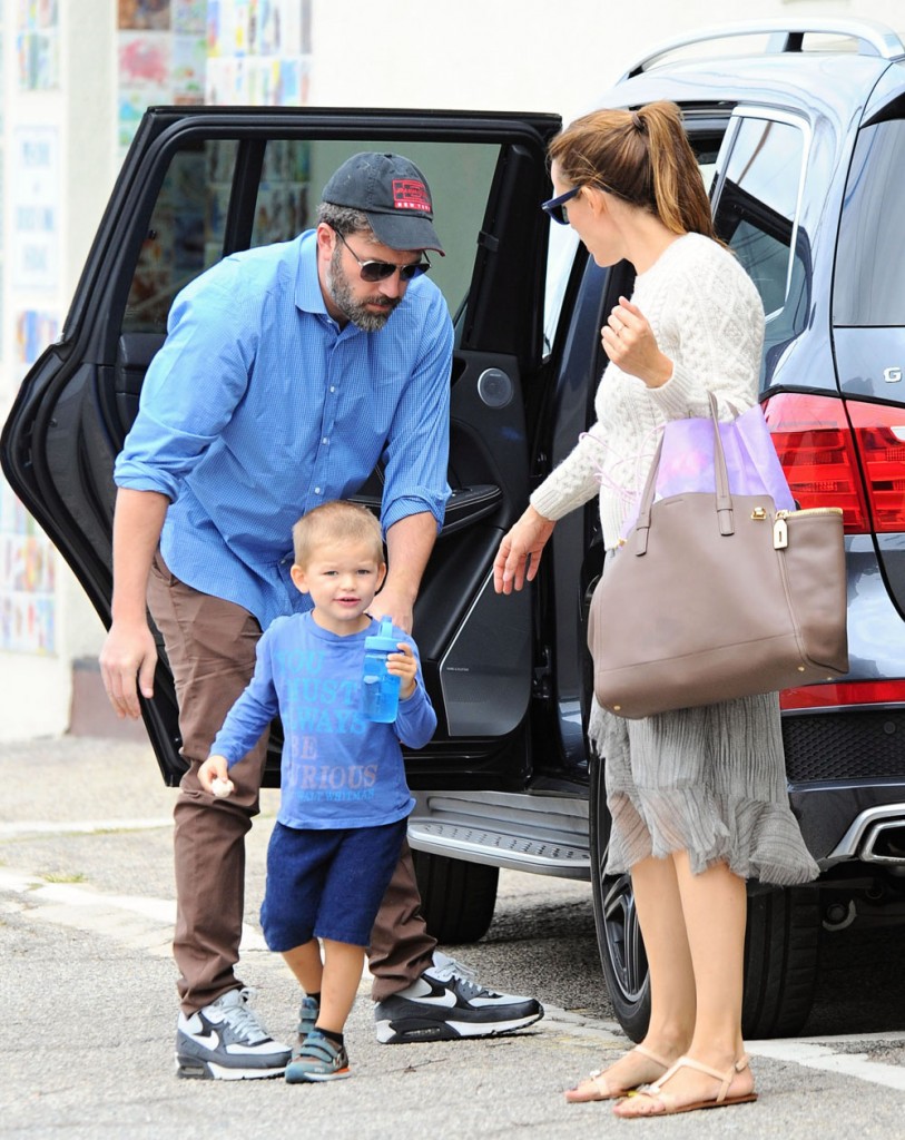 Ben Affleck & Jennifer Garner Take Their Kids To The Farmer's Market