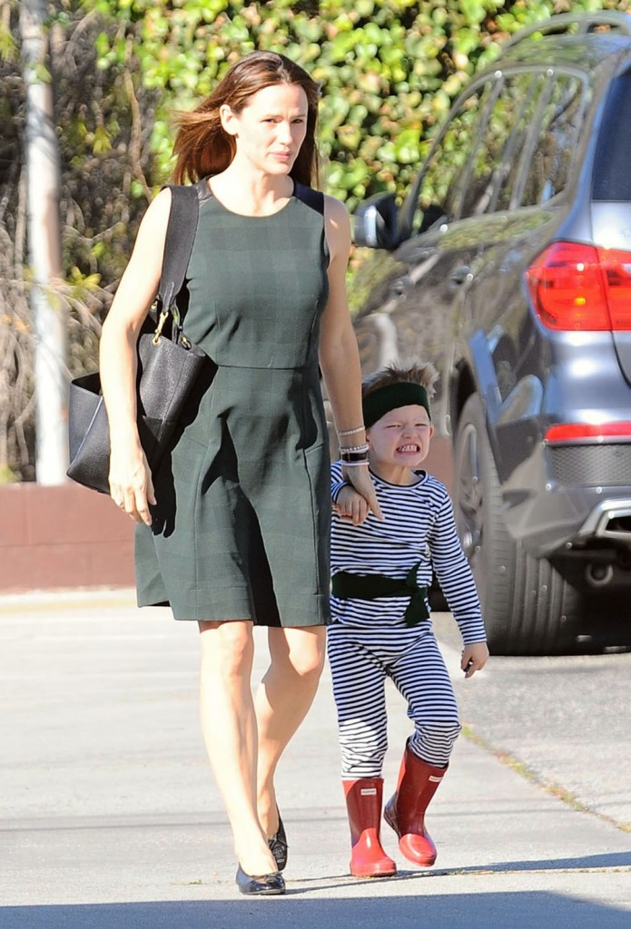 Jennifer Garner Takes Her Kids To Church