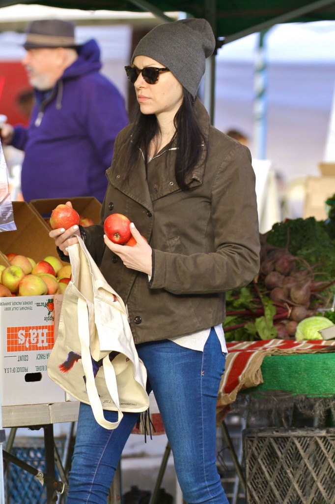 Laura Prepon shops for fresh produce