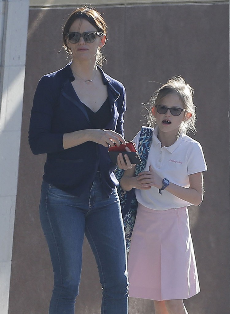 Jennifer Garner Takes Her Girls Out To Dinner With Ben Affleck