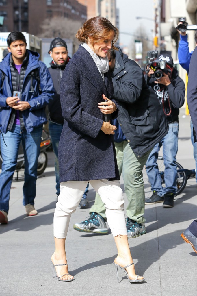 Jennifer Garner Grabs Breakfast In NYC