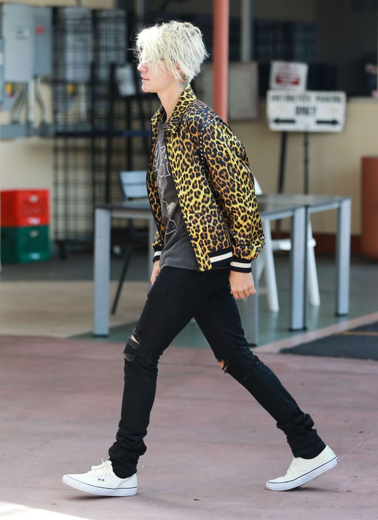 Shaggy Haired Justin Bieber Stops By Starbucks