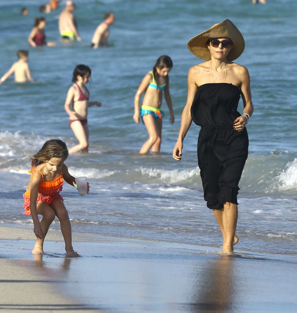 Bethenny Frankel & Daughter Enjoy A Day On The Beach