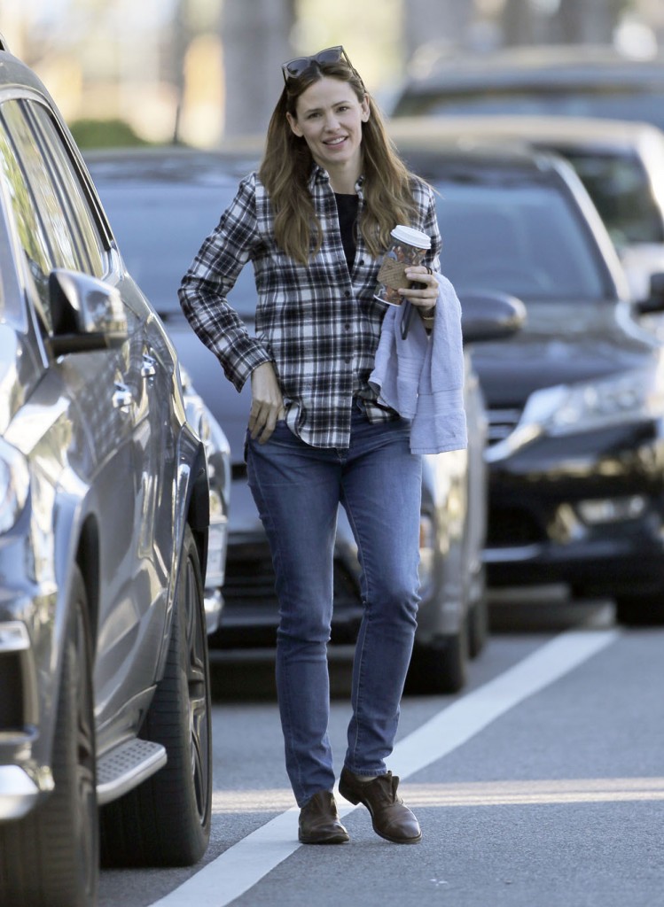 Jennifer Garner Out And About In Brentwood