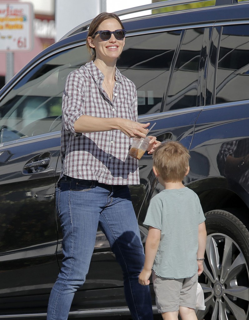 Jennifer Garner Enjoys Breakfast With Her Son