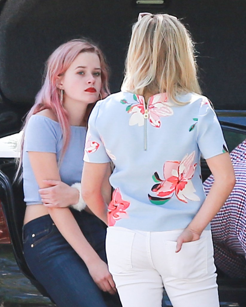 Reese Witherspoon & Ava Phillippe Out In Brentwood