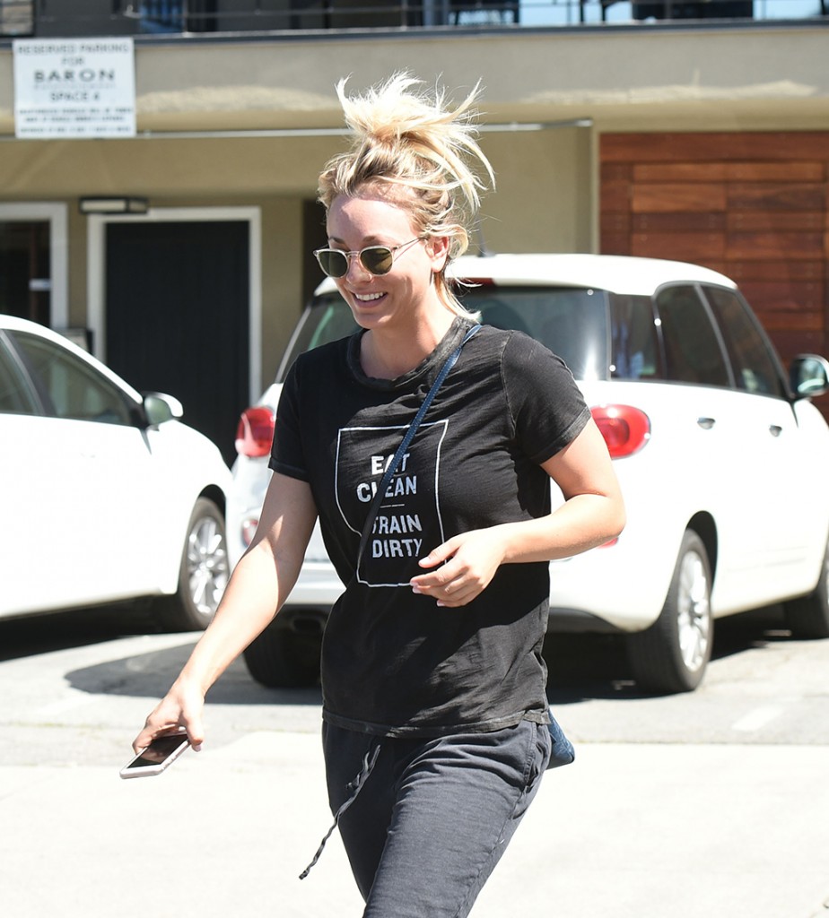 Kaley Cuoco_takes pictures