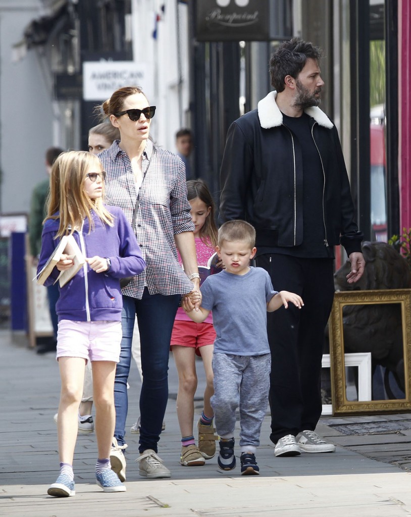 Jennifer Garner & Ben Affleck Are Closer Than Ever During London Shopping Trip