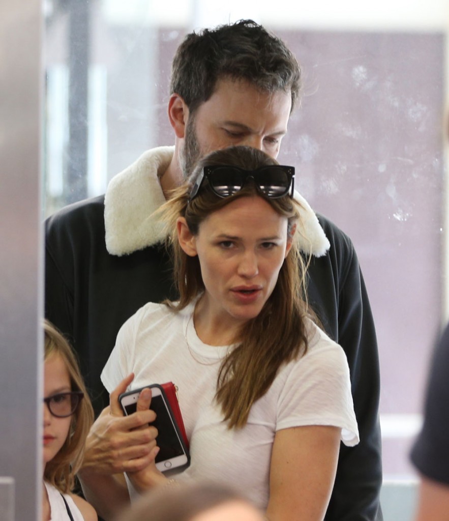 Semi-Exclusive... Jennifer Garner And Ben Affleck Hop On A Train To London