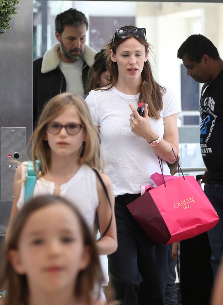 Semi-Exclusive... Jennifer Garner And Ben Affleck Hop On A Train To London