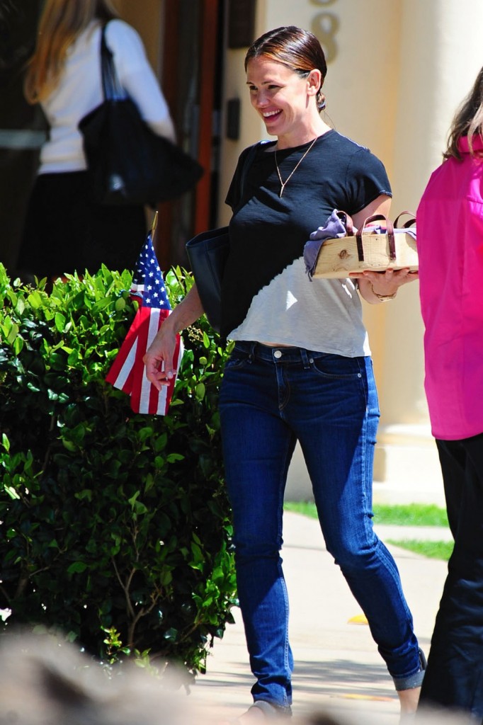 Exclusive... Jennifer Garner & Her Daughters Out In LA