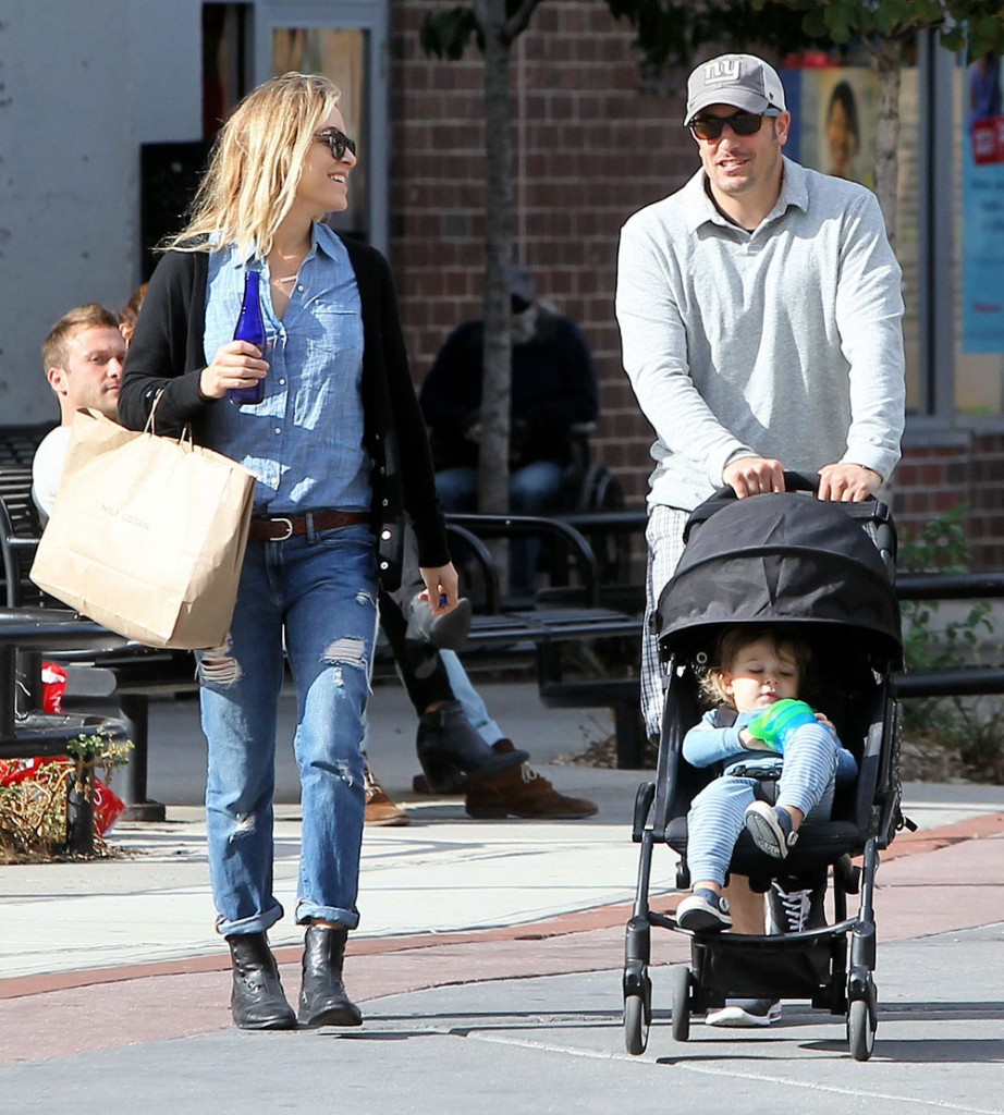 Exclusive... Jason Biggs & Family Shopping In New York