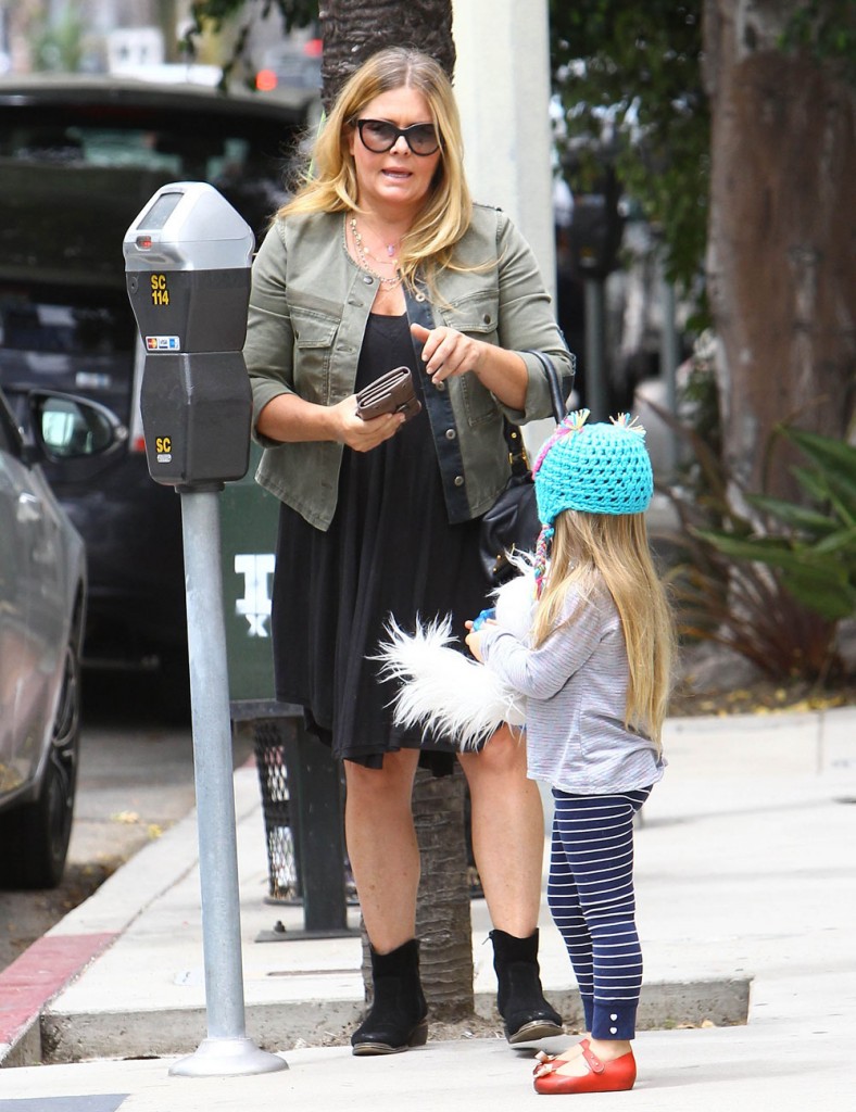 Nicole Eggert Running Errands With Her Daughter
