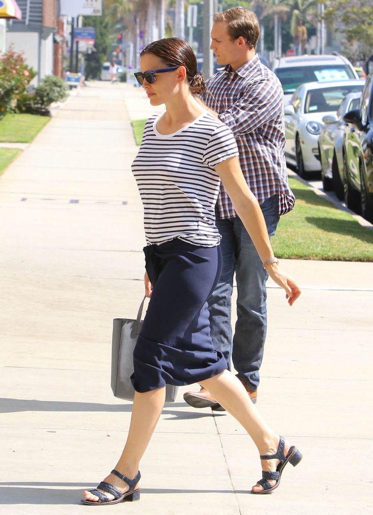 Jennifer Garner Takes Her Kids To Church