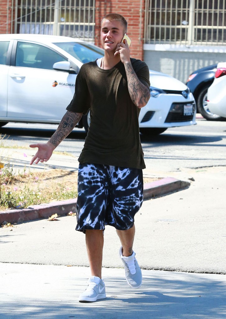 Justin Bieber Running Errands In West Hollywood